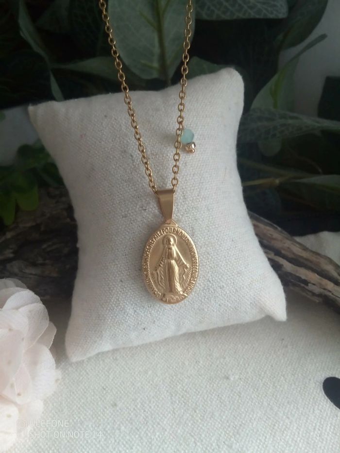 Collier pendentif sainte Vierge et pierre aigue marine
