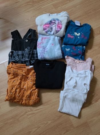 Lot vêtements fille 5ans robe tee-shirts pyjama