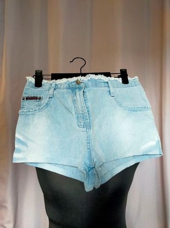 Short en jean délavé taille basse Xinhua – effet effiloché – Taille estimée S