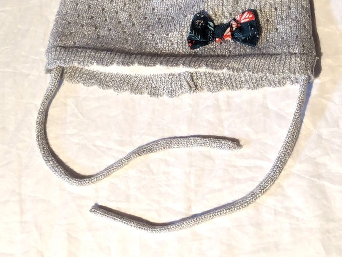 Bonnet Gris Minis Trous Flot Ruban Vert Attache Ficelles Vêtement Accessoire Petits Enfants Bébés - photo numéro 3
