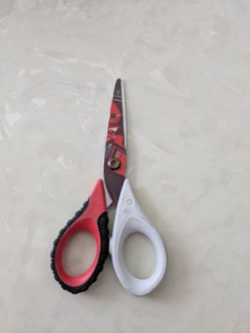 Paire de ciseaux Maped Tatoo innovation, avec anneaux souples.