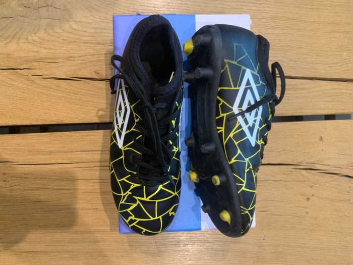 Chaussures de foot à crampons noires et jaunes pointure 35 Umbro - photo numéro 3