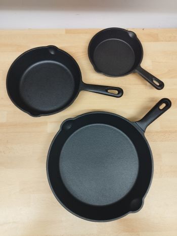 lot de 3 poêles en fonte NEUVES, jamais utilisées.
Diamètres :
26 cm
20 cm
16 cm