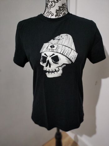T-shirt manches courtes tête de mort skater T.S ou 16 ans