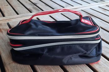 Trousse de toilettes noir et rouge 