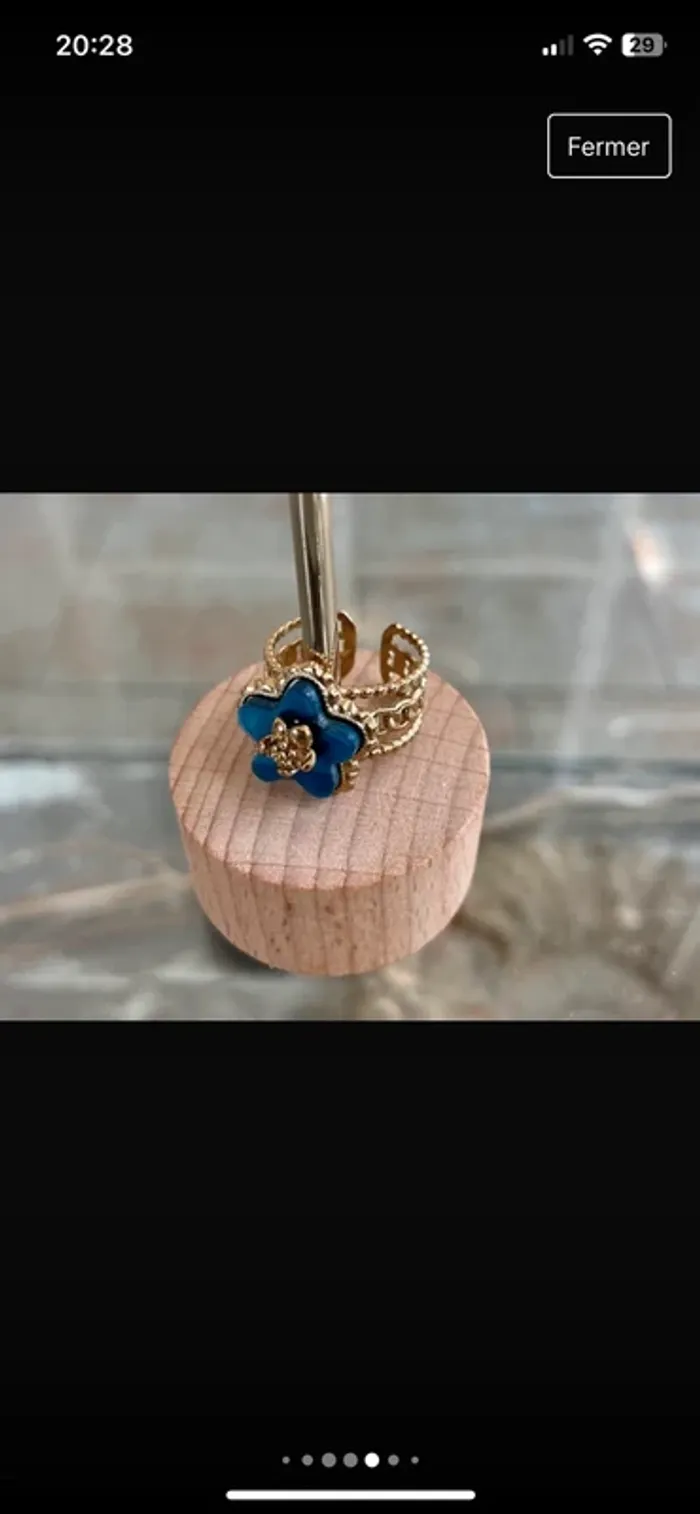 Bague réglable acier doré avec fleur centrale nacre tons bleu nacrés - photo numéro 5
