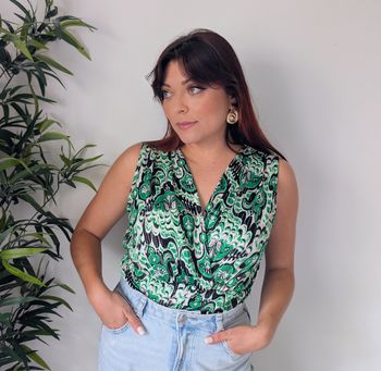 Blouse sans manches cache-cœur vert fleurie style tendance moderne Printemps été Marque Morgan Taille 38 M
Très bon état