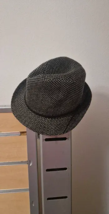 Chapeau gris et noir