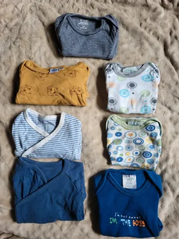 Lot de 7 bodies 3 mois.