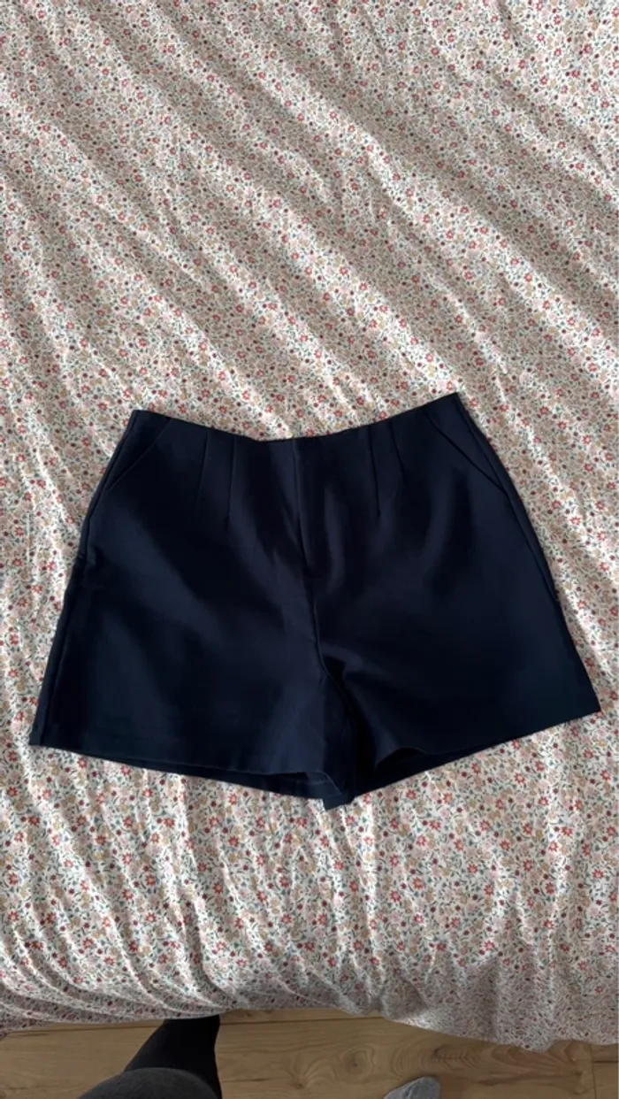 Short bleu