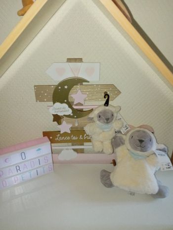 Doudou marionnette mouton et hochet 
