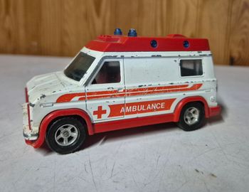 Majorette ambulance blanche et rouge 1/36 vintage van
