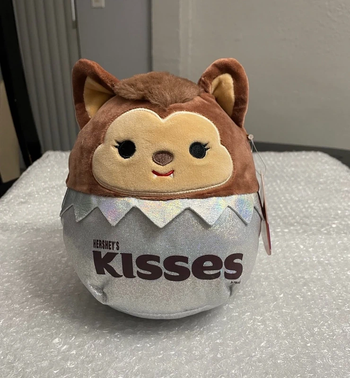 Squishmallows Lyca Hershey embrasse le loup-garou