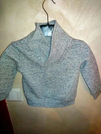 Joli petit sweat gris moucheté Primark taille 12/18 mois