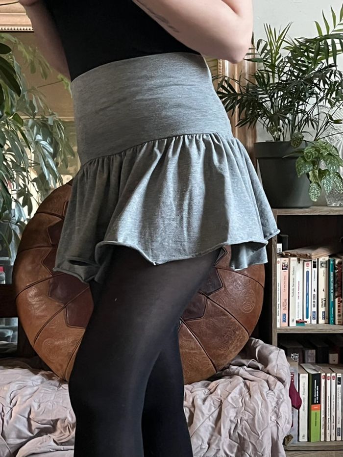 Jupe courte taille haute asymétrique - grise - photo numéro 5