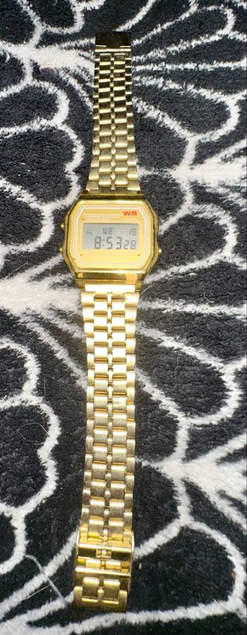 Montre digitale vintage dorée – bracelet métal