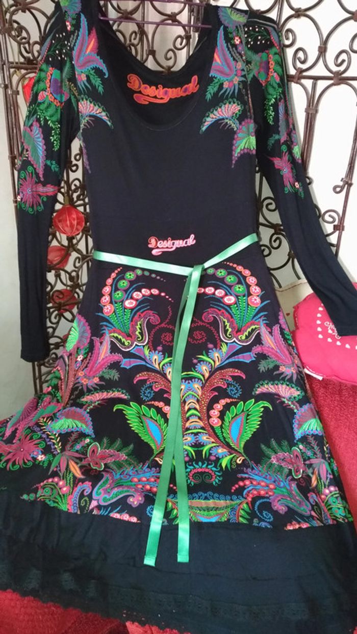 Robe Desigual noire avec ceinture verte. Très bon état. Taille M. Valeur 80€ - photo numéro 2