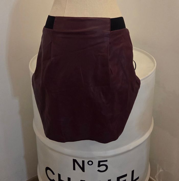 Jupe NAF NAF T.36 – effet cuir bordeaux – taille élastique – chic et tendance – excellent état