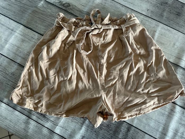 Short beige Stradivarius taille M