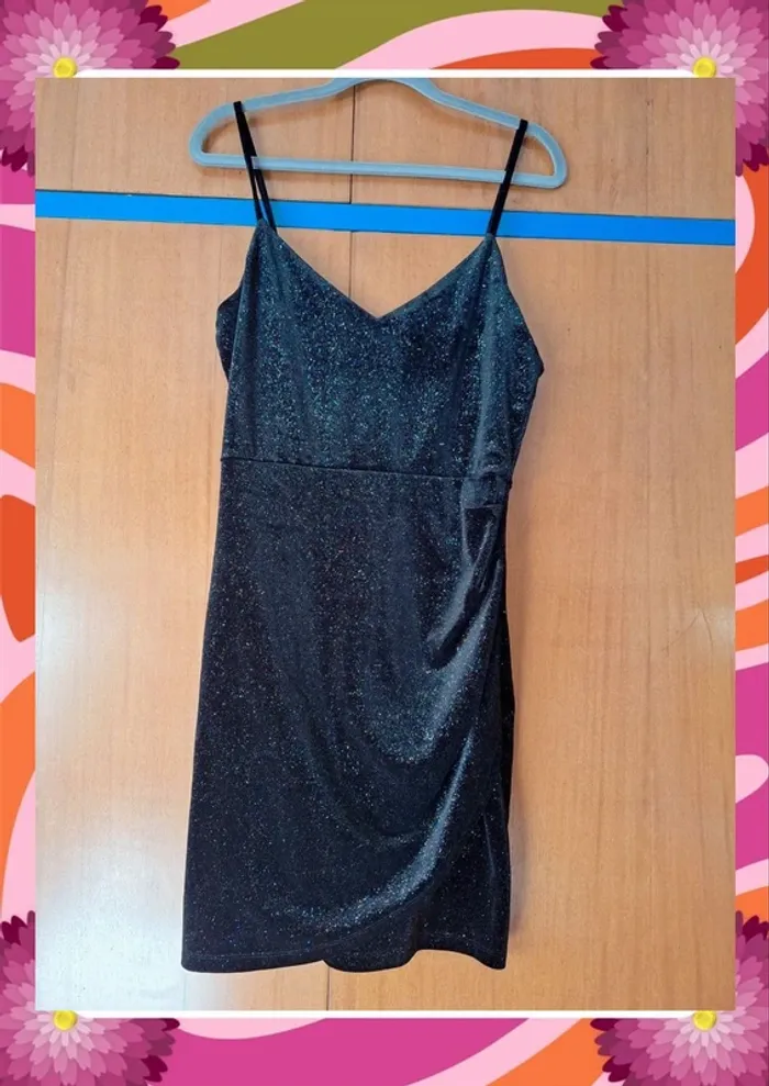 Jolie robe noire à bretelles