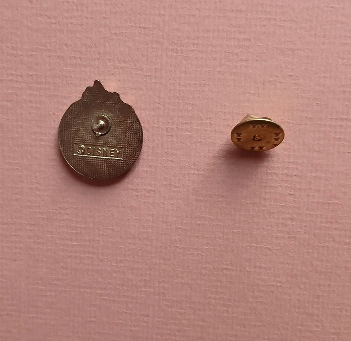 Pin's vintage: Minnie Mouse sur patins roulettes *phildar - photo numéro 6