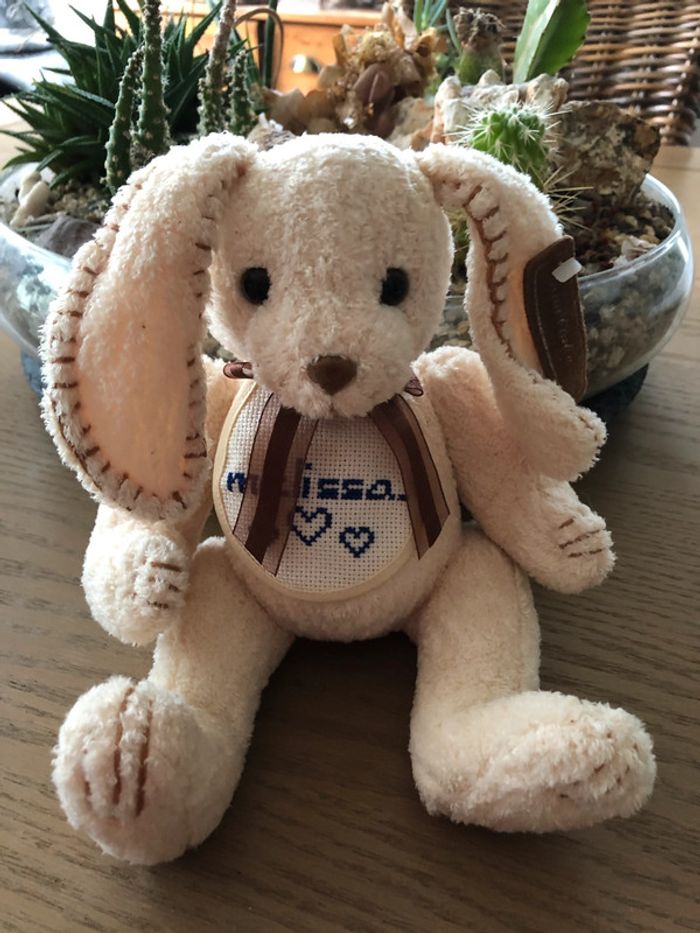 Lapin en peluche neuve