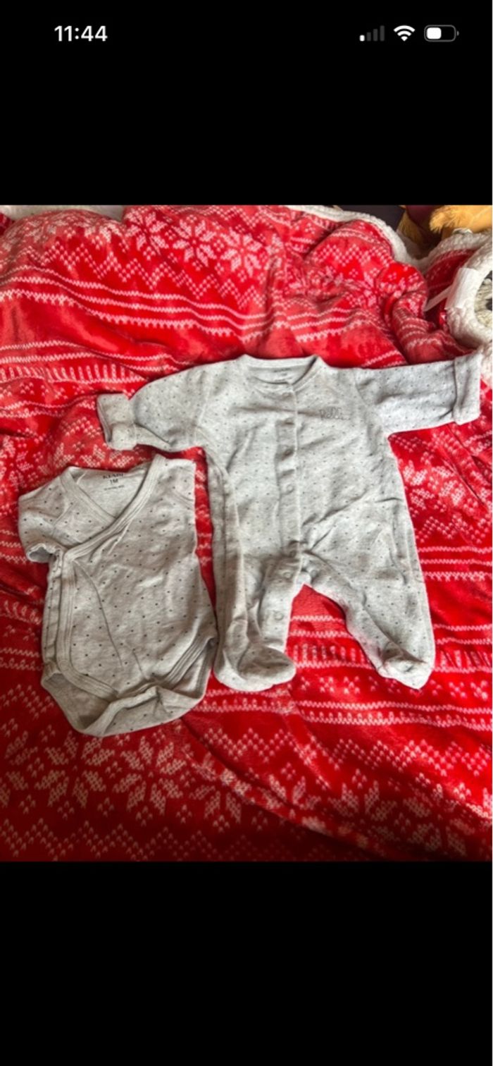 Pyjama + bodies taille 1 mois