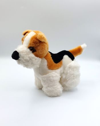 Peluche chien fox terrier marron blanc noir hauteur 25 cm sos doudou