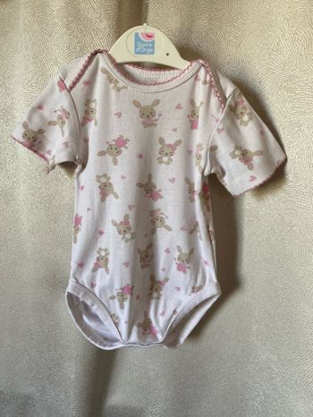 Très joli body imprimé lapins coton bio 3/6 mois