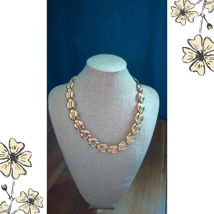 Collier vintage doré sculpté – Élégance rétro