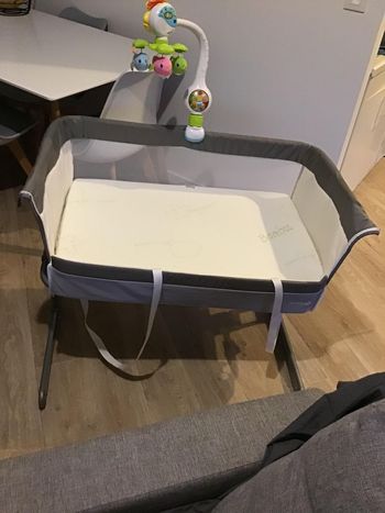 Cododo avec son matelas et mobile musical en excellent etat