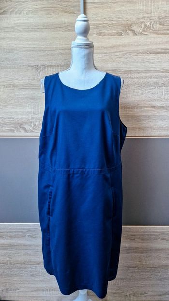 Robe bleu marine.