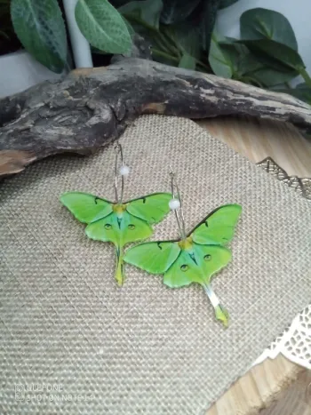 Collier papillons verts et pierres de sélénite