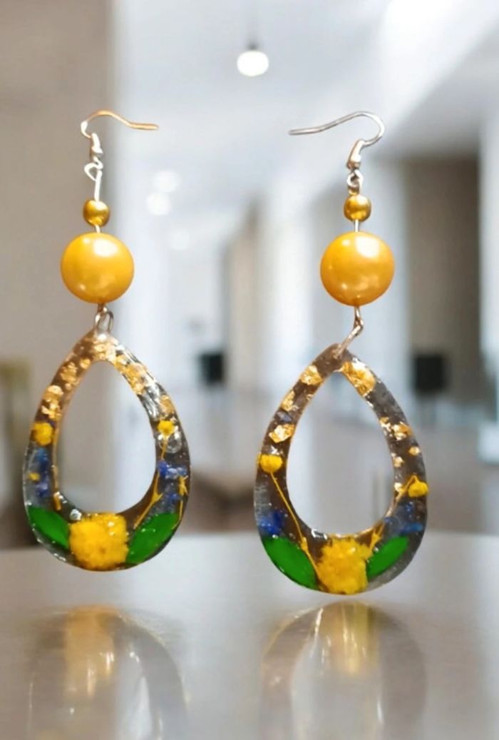 Boucles d'oreilles pendante en résine florale - photo numéro 4