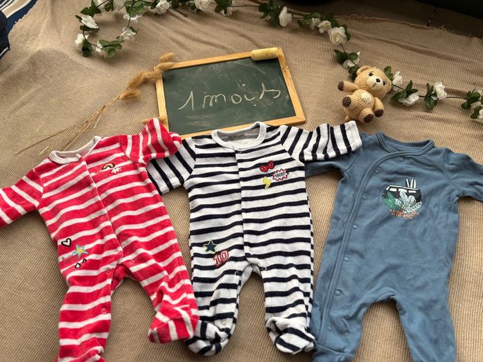 Lot de 3 pyjamas en velours taille 1 mois
