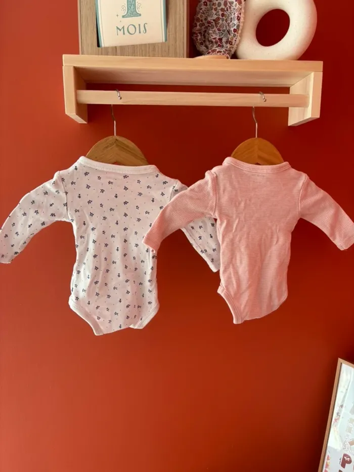 Lot 2 bodys Kiabi taille 1 mois - photo numéro 5