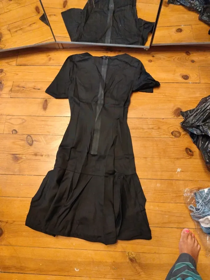 Robe noire chic H&M 38 bas évasée longueur midi - photo numéro 4