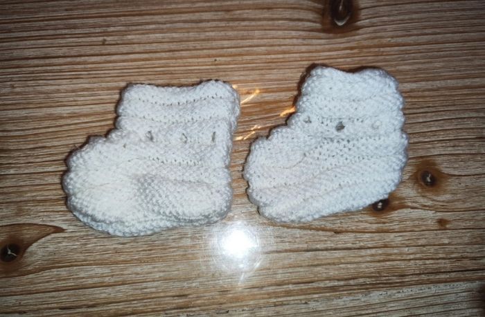 Chausson naissance en tricot fait main - photo numéro 1