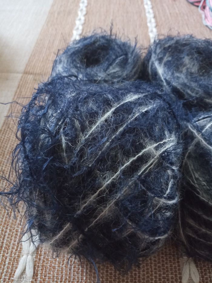 Lot de 4 petites Pelotes Fantaisie Tons Bleus Marines et Blancs (210g) - photo numéro 3