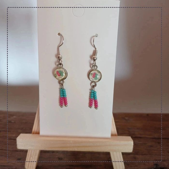 Paire de boucles d'oreilles avec petit cabochon rond, perles rocailles rose/bleu