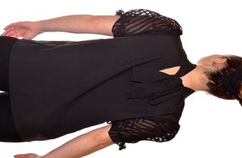 élégante blouse fluide noire unie taille M manches courtes transparente nouée à la nuque
