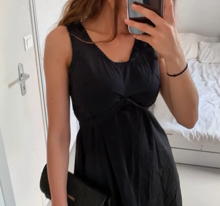 Robe mi-longue noire - photo numéro 3