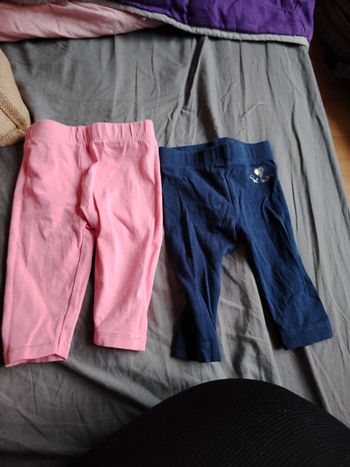Lot de deux leggings un rose et un bleu marine taille 3 mois