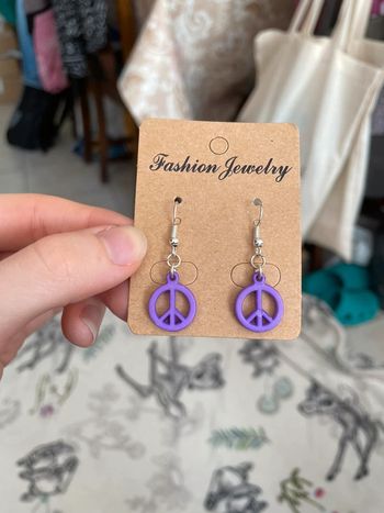 Boucles d’oreilles violettes.