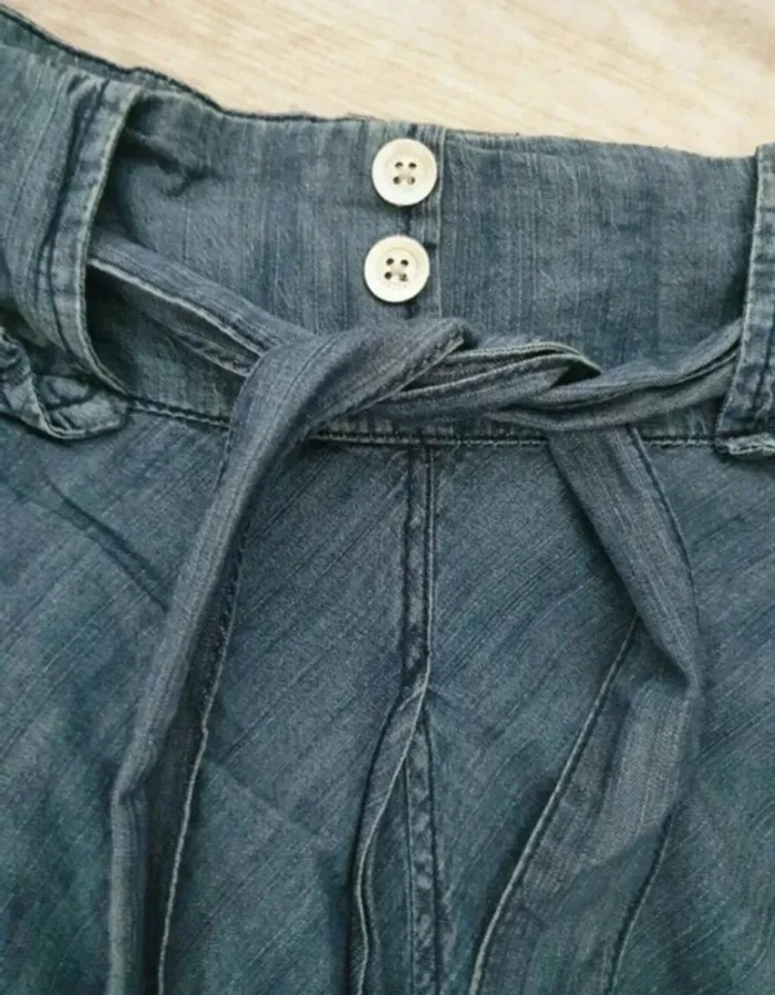Belle petite jupe en jeans avec volant fleuris taille L 38/40 - photo numéro 2