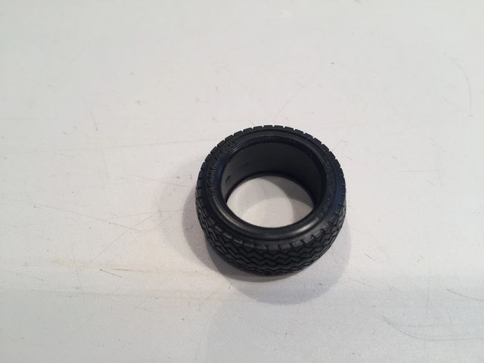 Pneu avant seul pièce détachée miniature Ferrari 275 GTB 4 1966 1/24 Burago #A25 - photo numéro 2