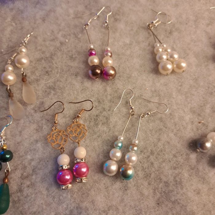 Boucles d'oreilles pendante avec perles nacré multicolore - photo numéro 4