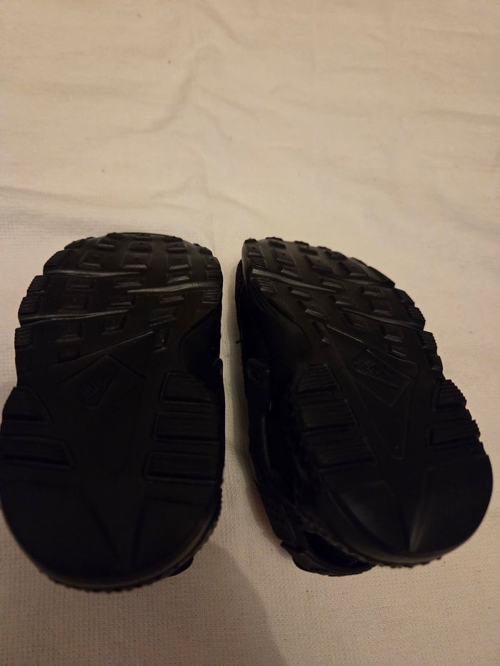 Vends baskets bebe nike noires taille 21 quasi neuves jamais portees - photo numéro 4