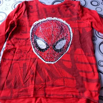 Thee shirt manches longues à sequins.