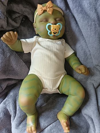 Poupée reborn avatar fluorescente neuve (verte, rare) + accessoires 